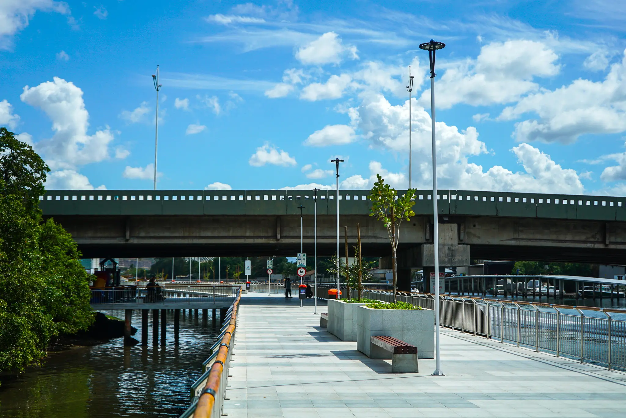 Vista da orla urbanizada do Canal de Camburi em Vitória
