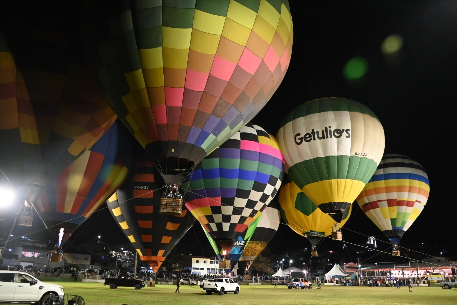 Balões iluminados durante espetáculo noturno em evento cultural