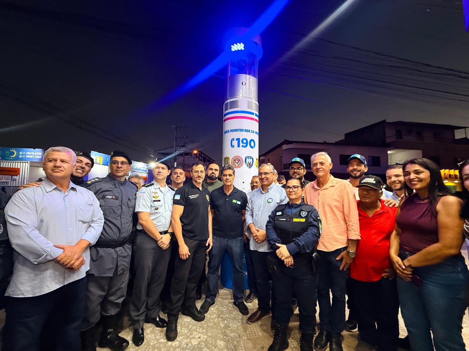 Totem de segurança com câmeras e botão de emergência instalado em via pública de São Mateus