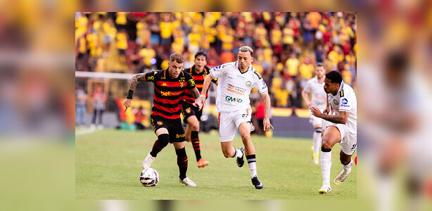 Jogadores do Sport durante partida na Ilha do Retiro
