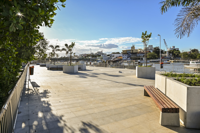 Vista do Canal de Camburi com nova área de deque e convivência