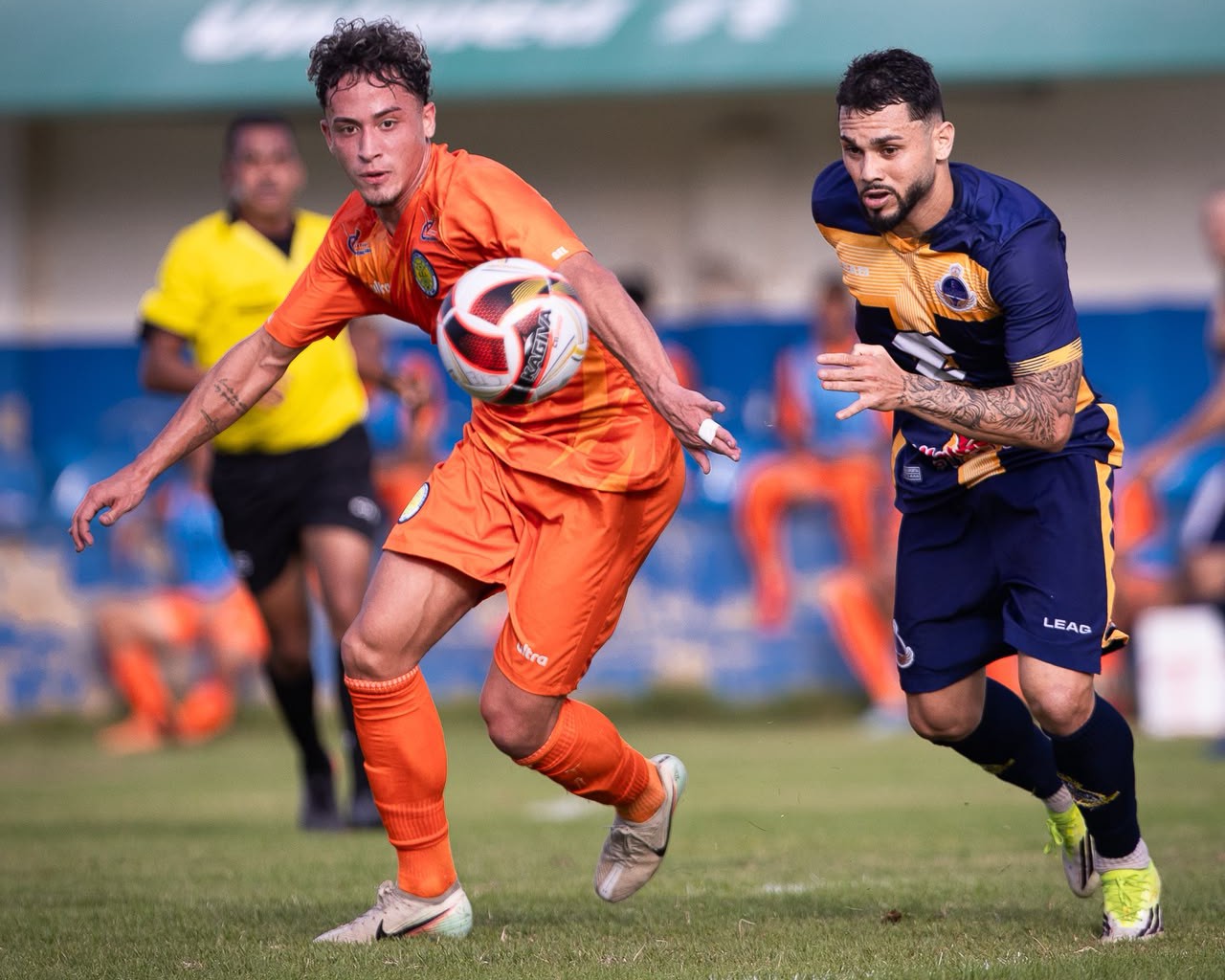 Jogadores de CTE/Colatina e GEL disputam a bola durante partida da Série B do Campeonato Capixaba 2026