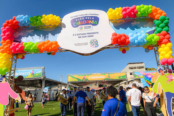 Multidão reunida em evento de serviços públicos gratuitos no Campo do Normilhão, em Vila Velha