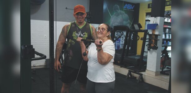 Fátima da Silva pratica musculação em centro de treinamento em Vila Velha