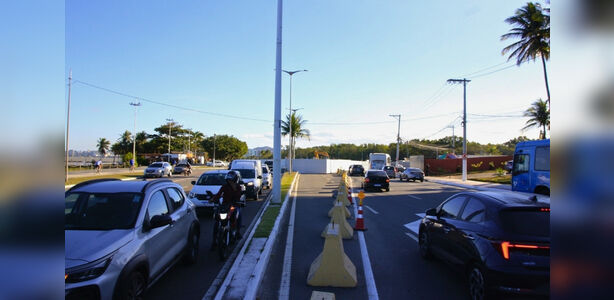 Trecho da avenida Norte-Sul em obras, com interdição deixando a pista com apenas uma faixa para circulação de veículos