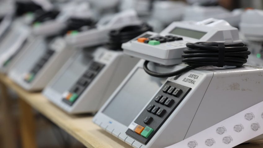 Urnas eletrônicas dispostas em local de votação