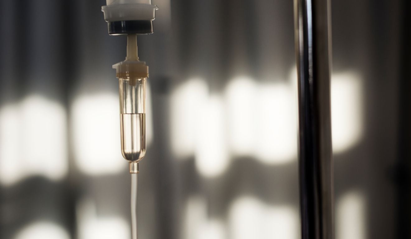 Imagem ilustrativa de procedimento de soroterapia com soro intravenoso