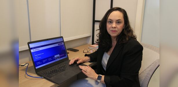 Professora Luciana Bicalho Reis, responsável pelo curso Saúde Mental e Luto