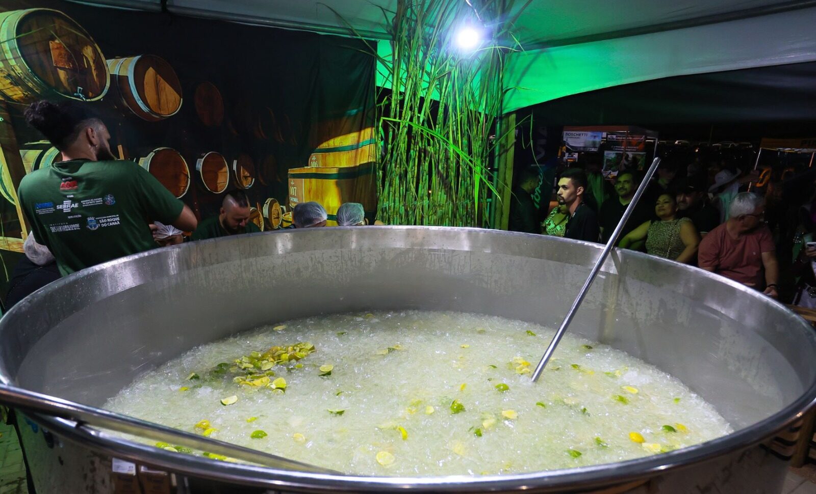 São Roque do Canaã tenta bater recorde com caipirinha de 1.500 litros
