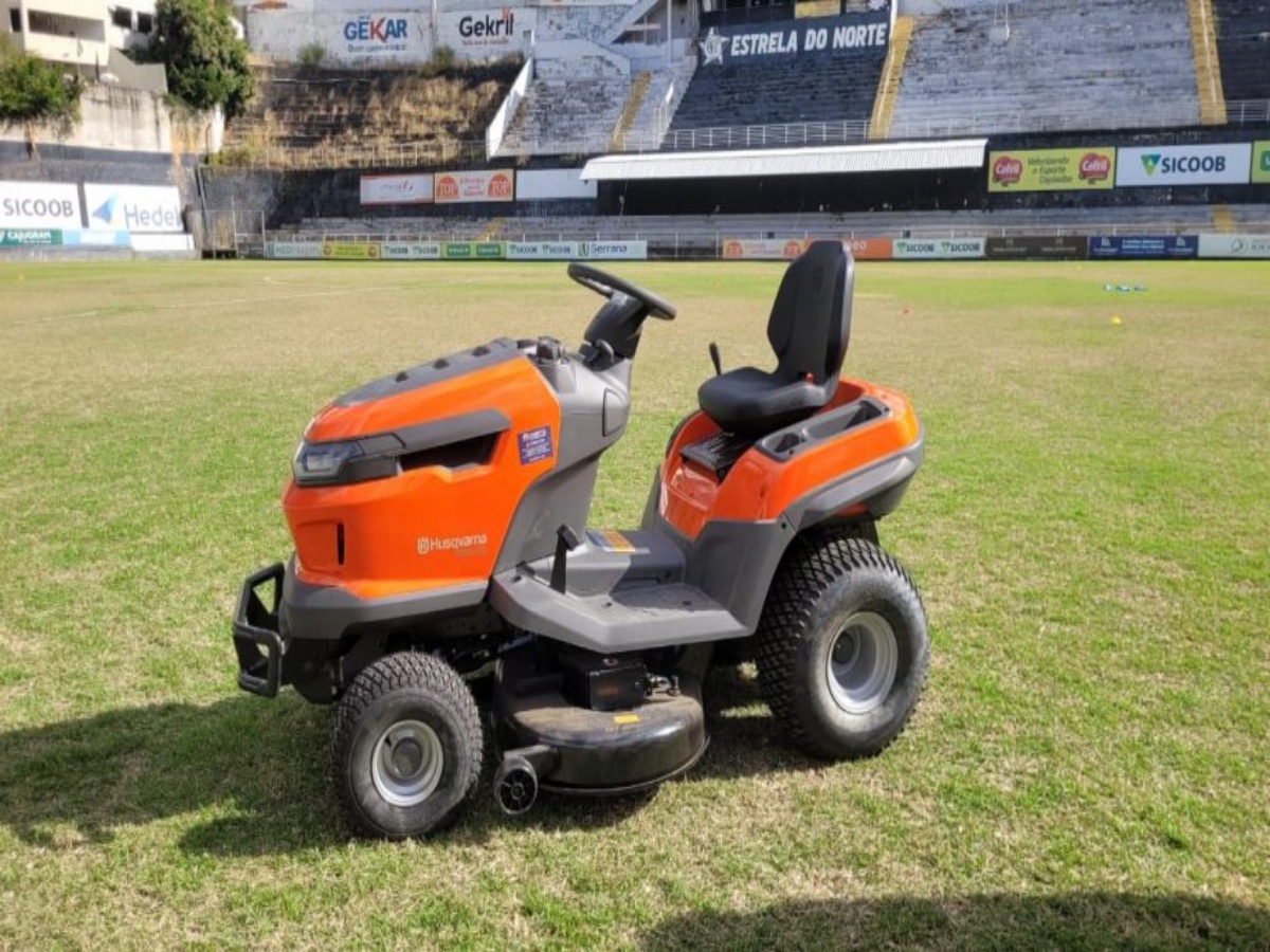 Cachoeiro recebe tratores para cuidar dos campos de futebol da cidade