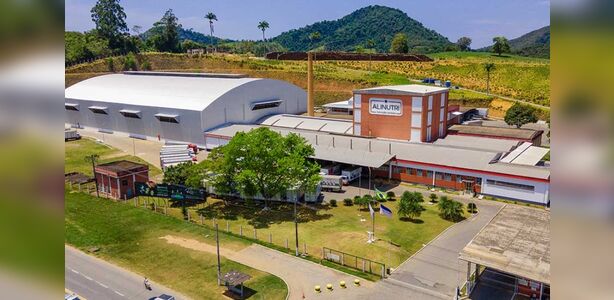 Funcionária da Alinutri Nutrição Animal em ambiente industrial da empresa