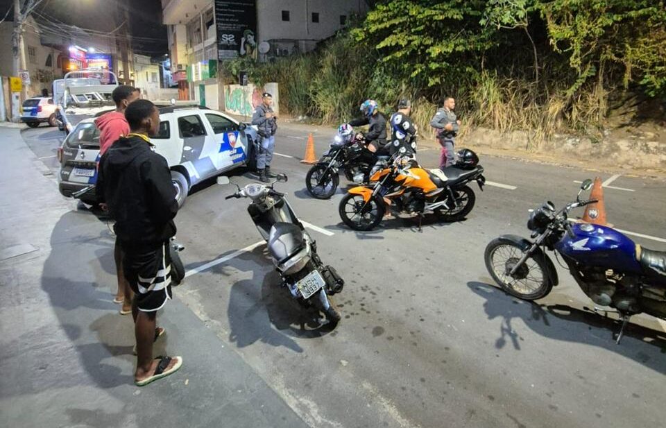 PM remove 6 veículos e aplica 25 multas em Cachoeiro