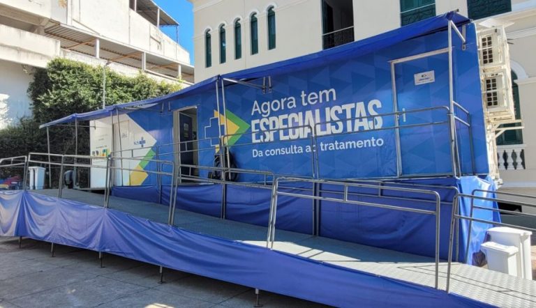 Carreta da Saúde da Mulher estacionada na Praça Jerônimo Monteiro, no Centro de Cachoeiro de Itapemirim