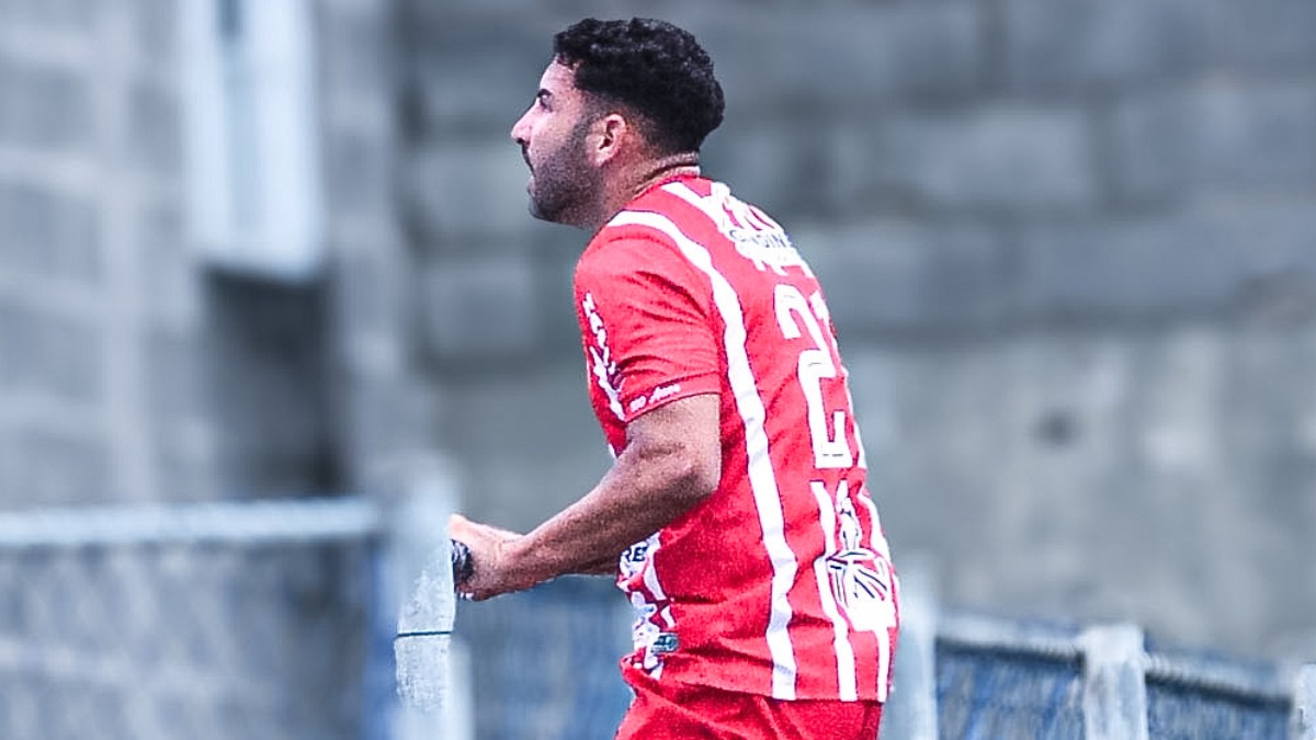 Jogadores em disputa de bola durante partida entre Sport-ES e Rive pela Série B do Campeonato Capixaba 2026