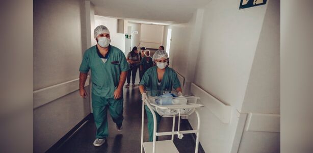 Enfermeira obstétrica em atendimento em maternidade capixaba