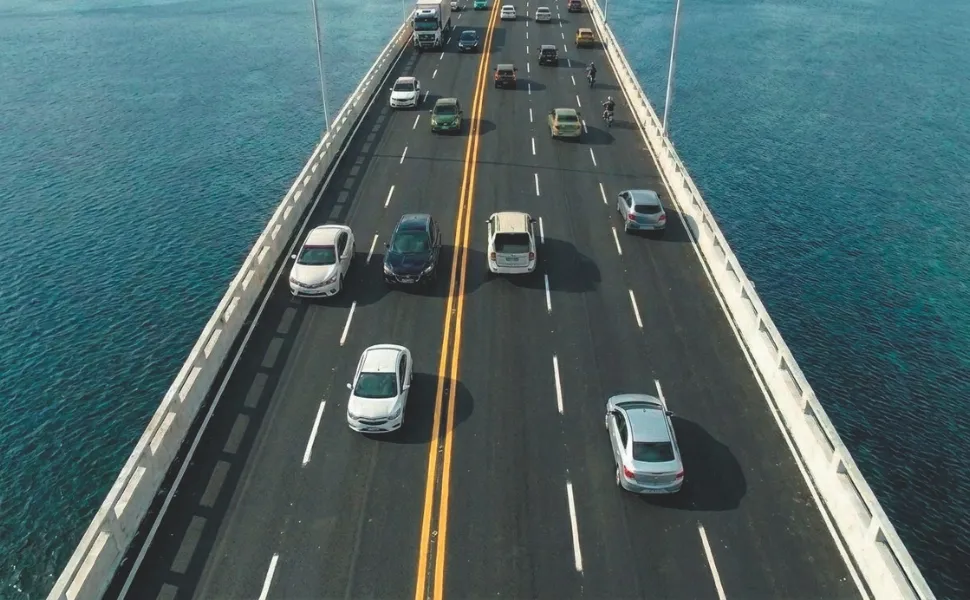Projeção da quinta faixa de trânsito a ser implementada sobre a Segunda Ponte no sentido Vitória