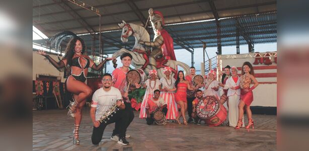 Integrantes da escola de samba Mocidade Unida da Glória preparam feijoada na quadra da escola, em Vila Velha