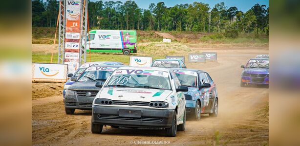 Carros competindo na pista de terra durante etapa da Copa Espírito Santo de Velocidade na Terra em Aracruz