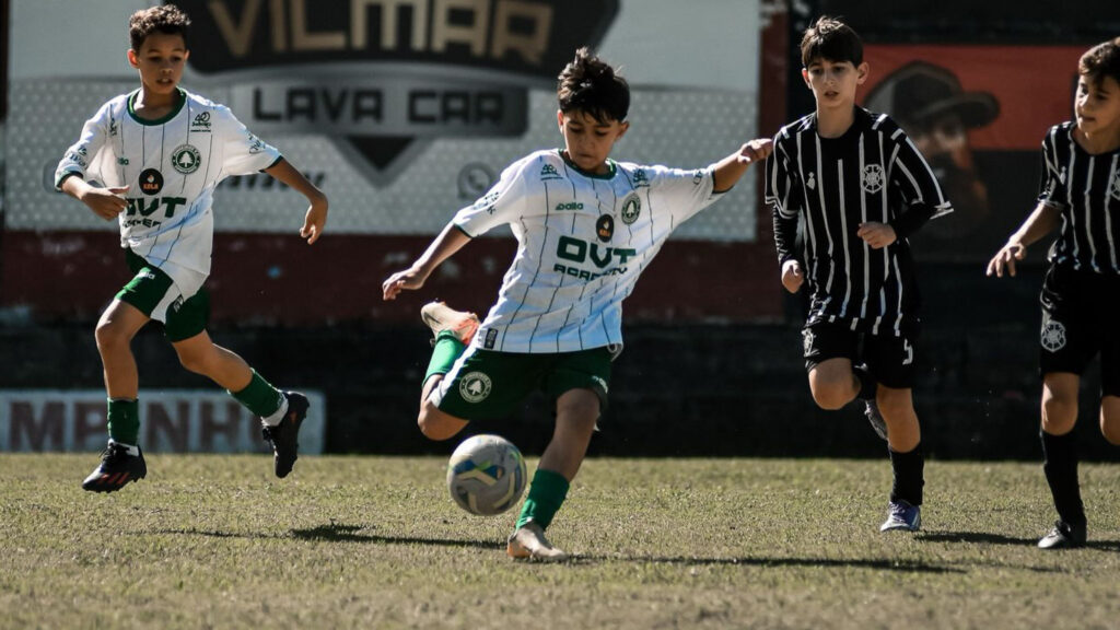 Jogadores das categorias de base disputam partida em campo durante os Campeonatos Capixabas Sub-11 e Sub-13