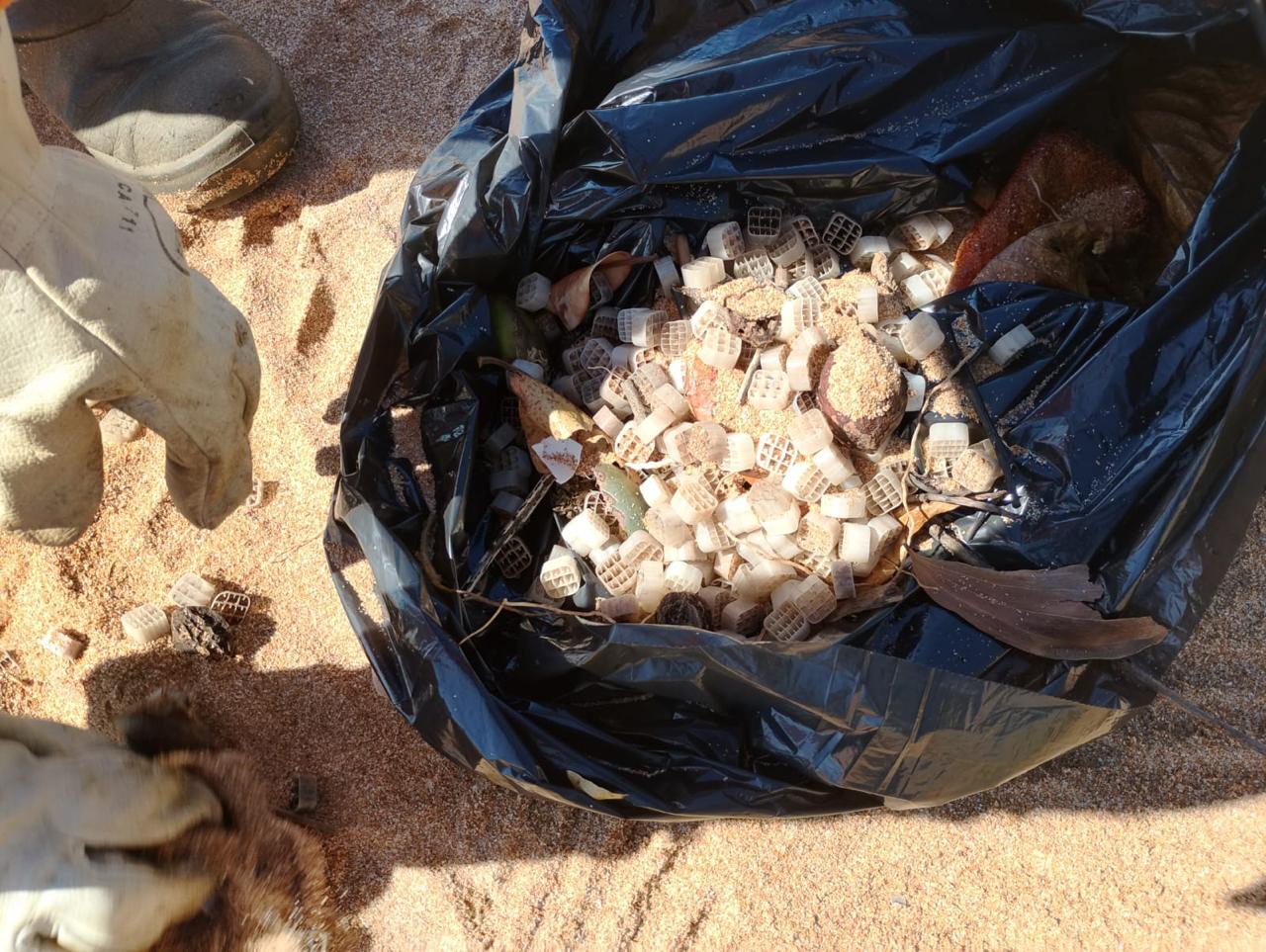 Peças plásticas encontradas em praias da Serra se espalham por mais 3 municípios