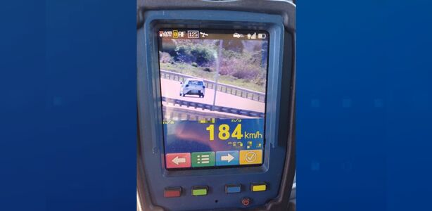 PRF flagra carro a 180 km/h na BR-101, na Serra