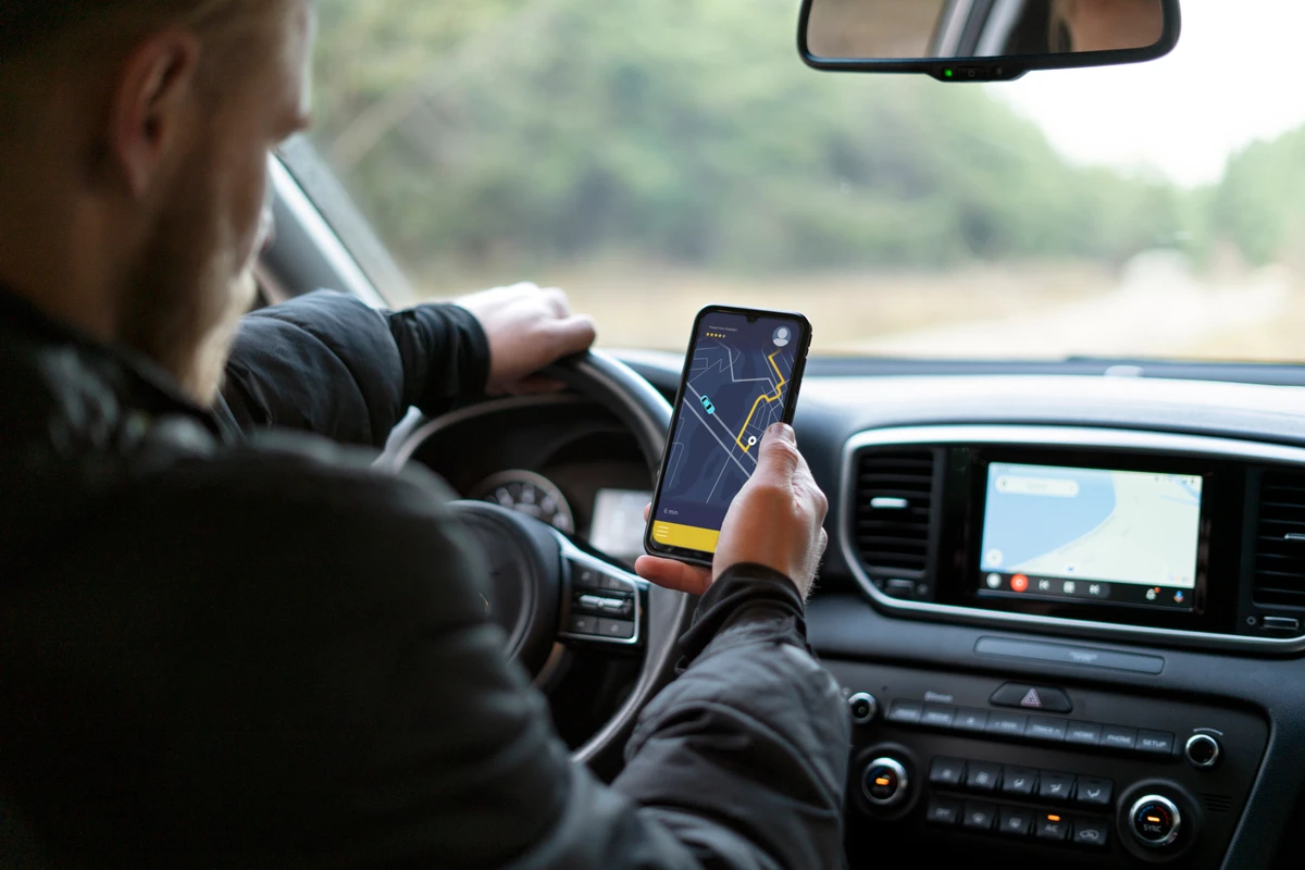 TSE proíbe adesivo de propaganda eleitoral em carro de aplicativo