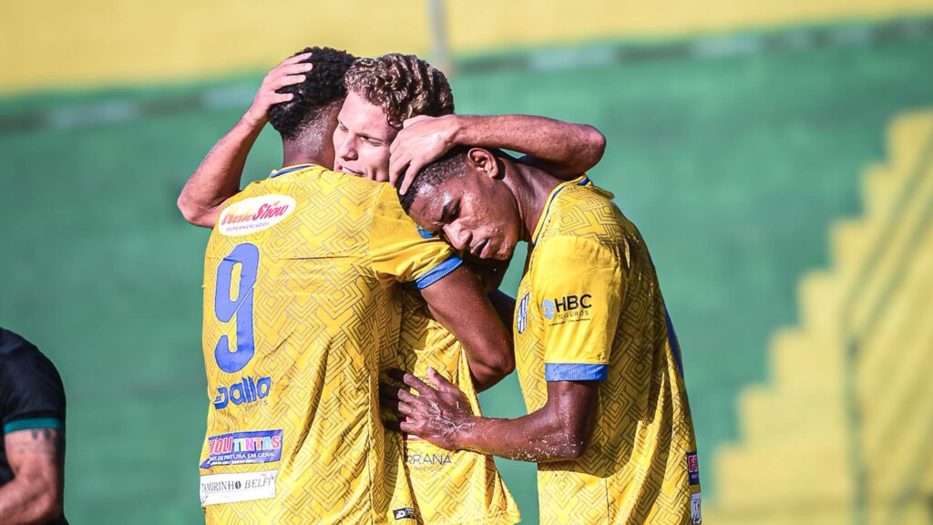 Jogadores em campo durante partida da 6ª rodada do Capixabão Série B