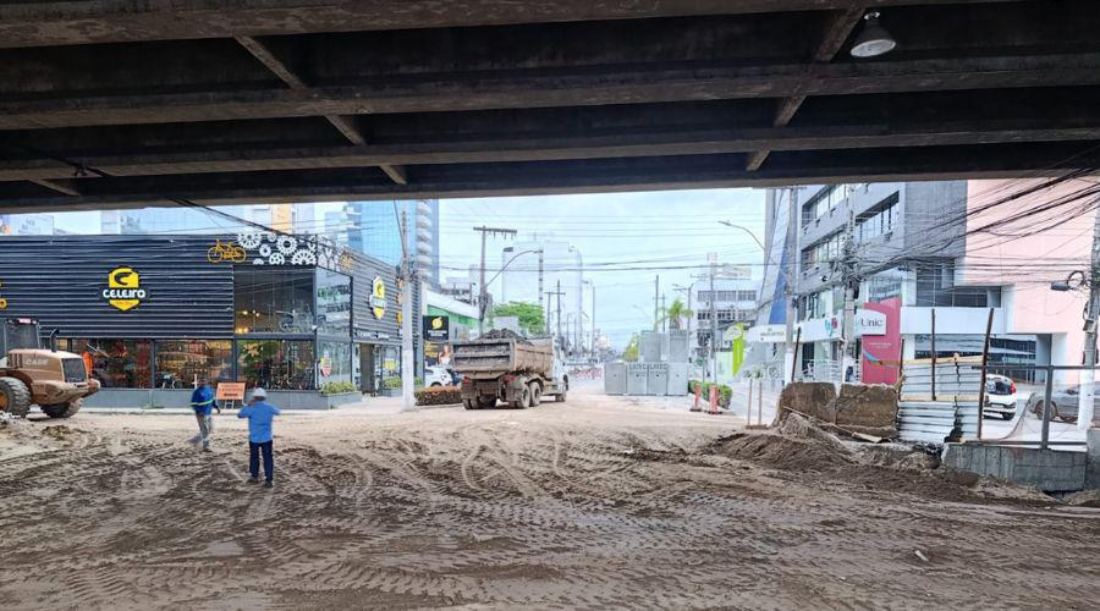 Trecho da Avenida Champagnat interditado por obras na Praia da Costa, em Vila Velha
