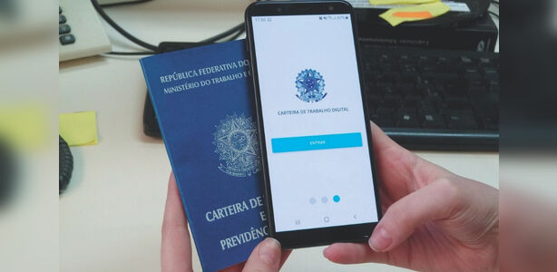 Trabalhador segurando carteira de trabalho digital, ilustrando reportagem sobre mercado de trabalho no Espírito Santo