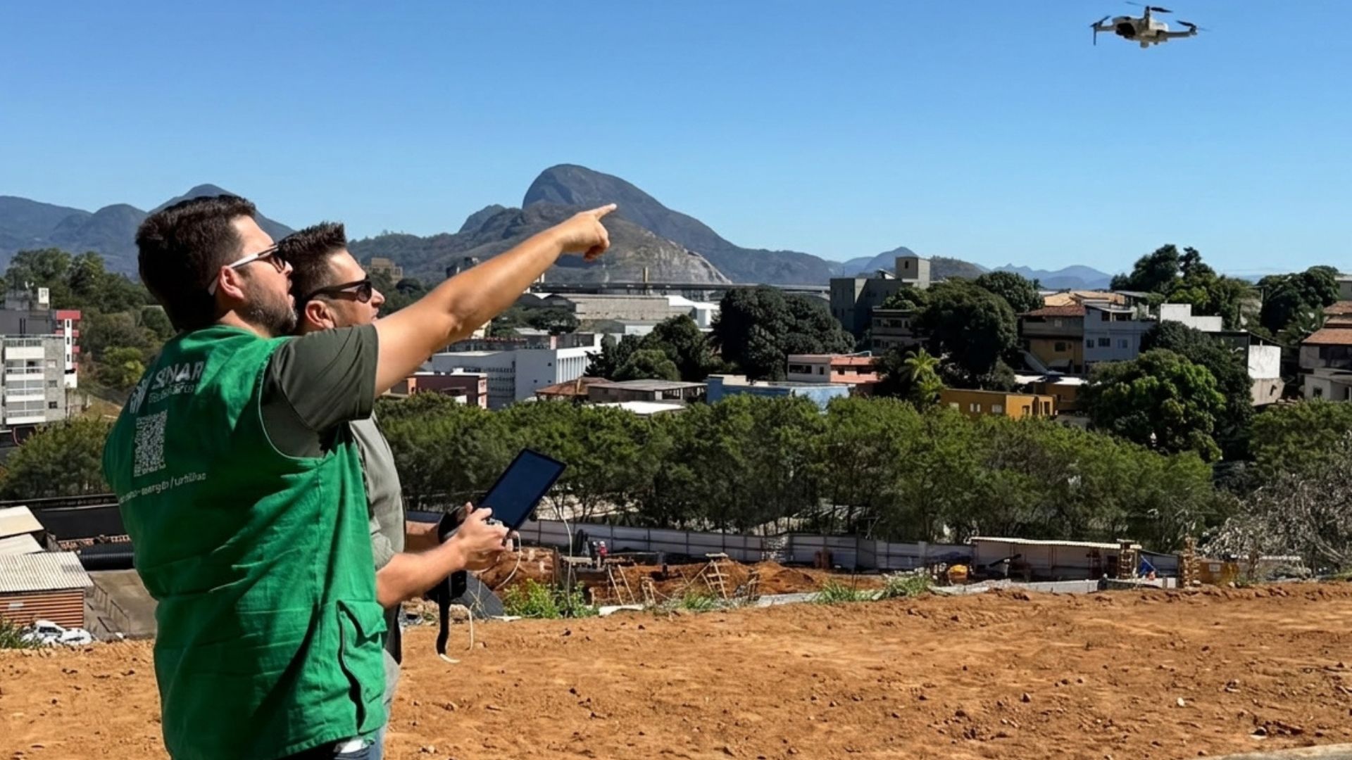 Servidores da Prefeitura de Cariacica durante treinamento prático de pilotagem de drones