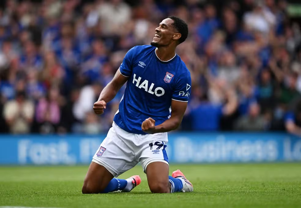 Emersonn marca na estreia pela Premier League com o Ipswich