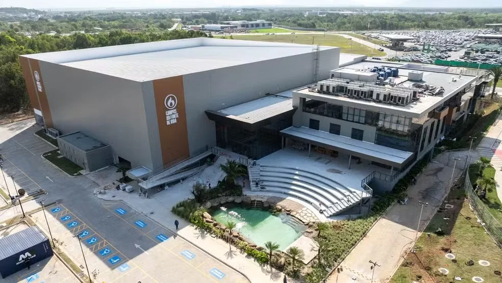 Megaigreja com lago artificial é inaugurada em Vitória