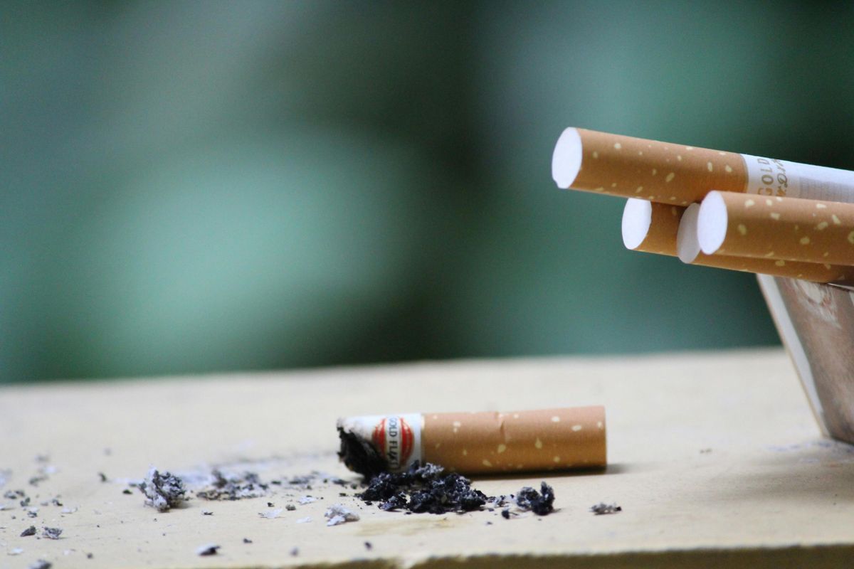 Maço de cigarros e cinzeiro, imagem ilustrativa sobre tabagismo