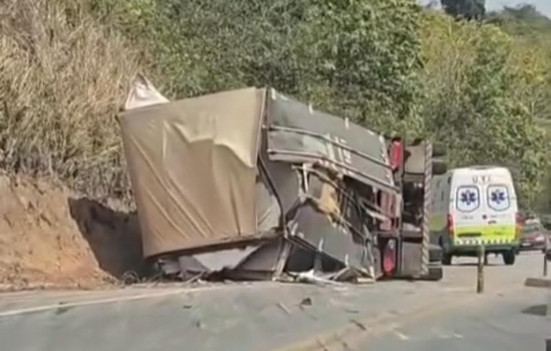 Carreta tomba na BR 101 e interdita pista em Aracruz
