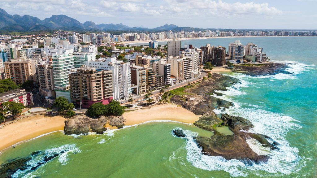 Guarapari além das praias: trilhas, história e vida noturna