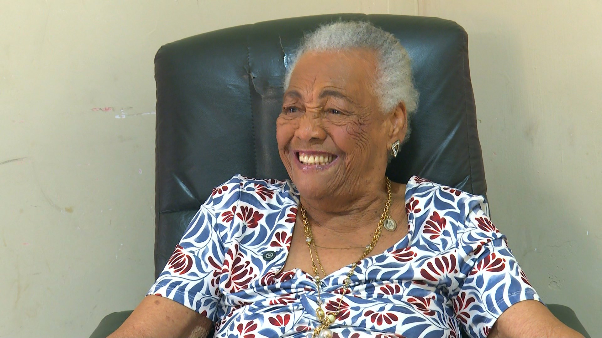 Tia Laura, 95 anos, é símbolo de história e luta na Ilha das Caieiras