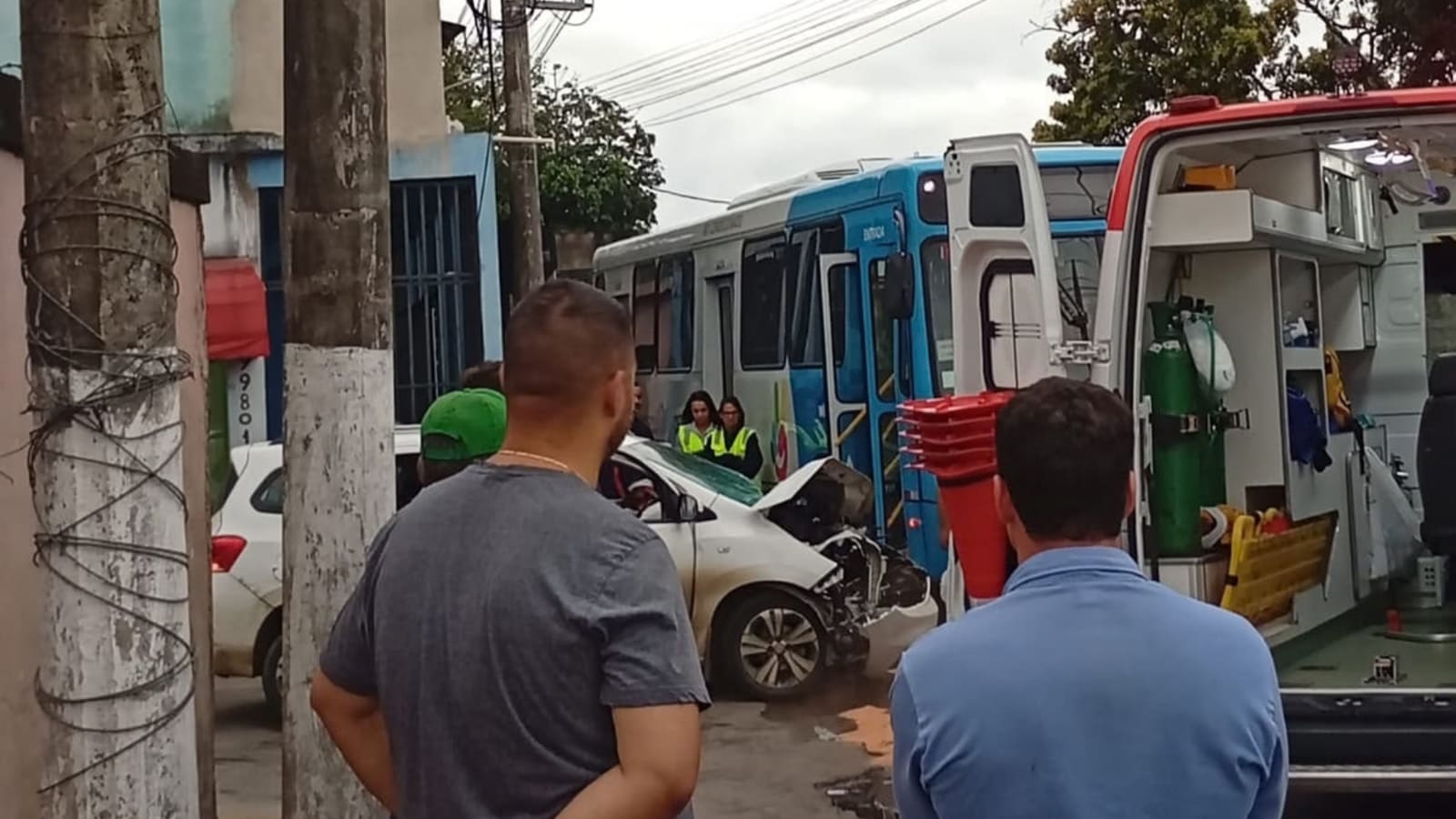 Colisão entre carro e ônibus do Transcol deixa dois feridos na Serra