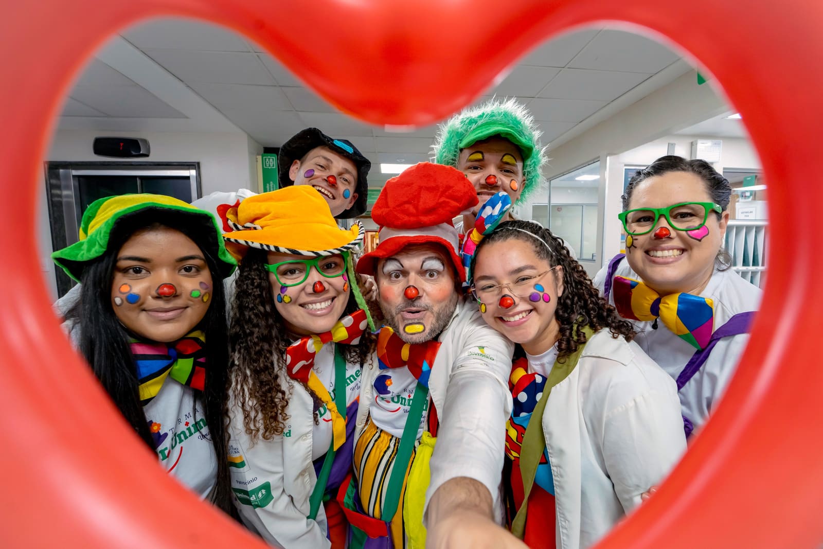 Voluntário da Turma do Dr. Unimed vestido de palhaço interage com criança internada em hospital de Vitória