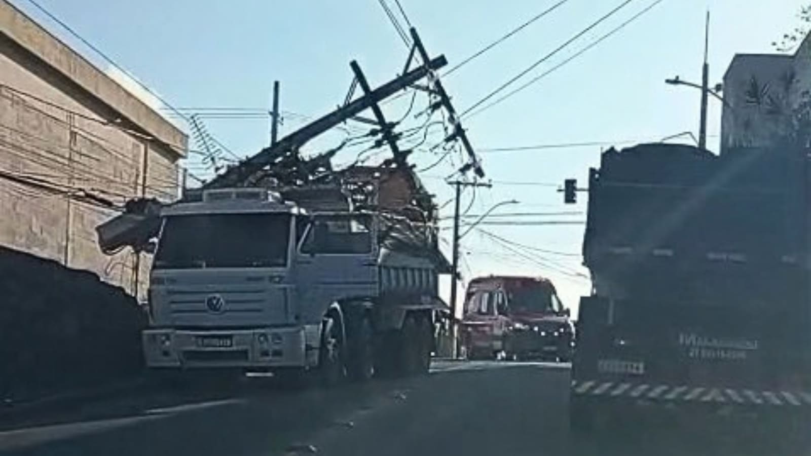 Caminhão derruba poste e deixa bairro sem luz em Linhares
