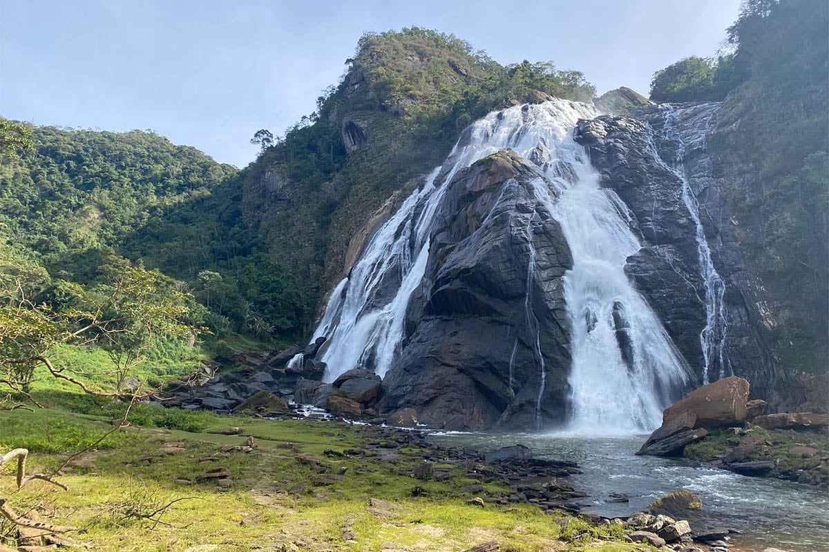 Cachoeira com queda d'água cercada por vegetação de Mata Atlântica no Espírito Santo