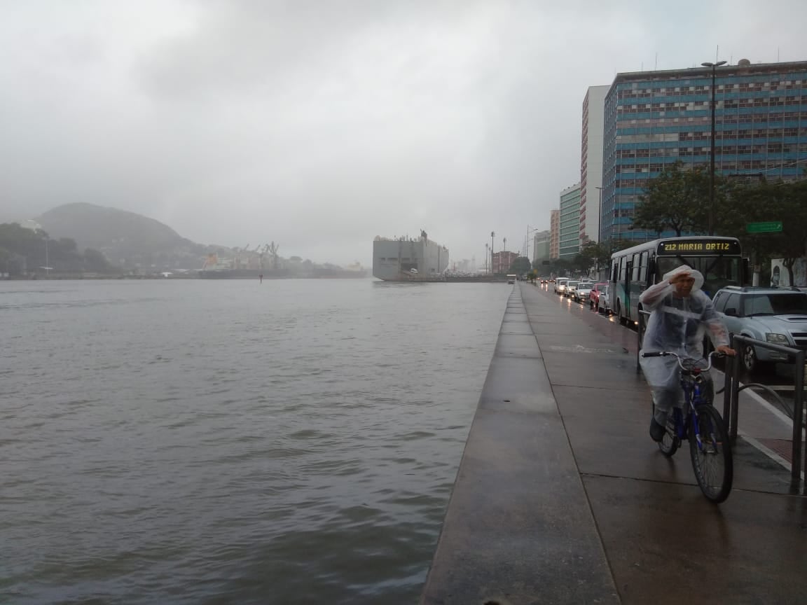 Chuva e alerta de tempestade marcam domingo de eleição no ES