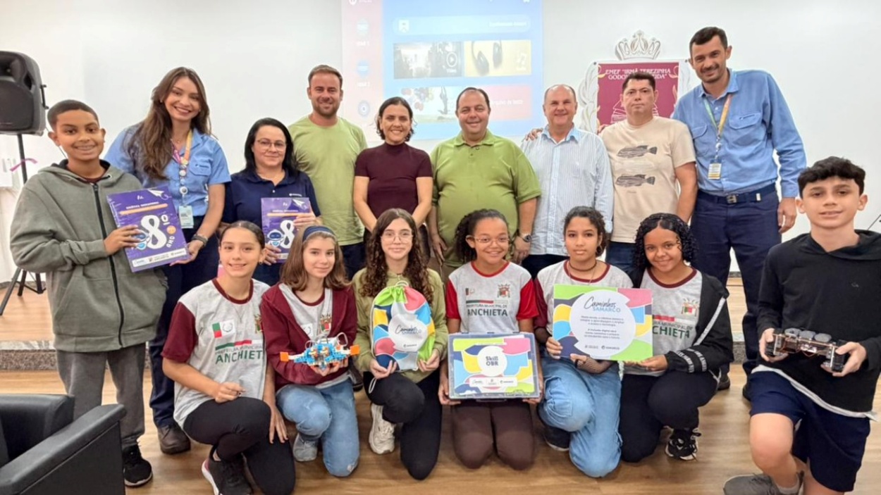 Entrega de kits de robótica para alunos em Anchieta.