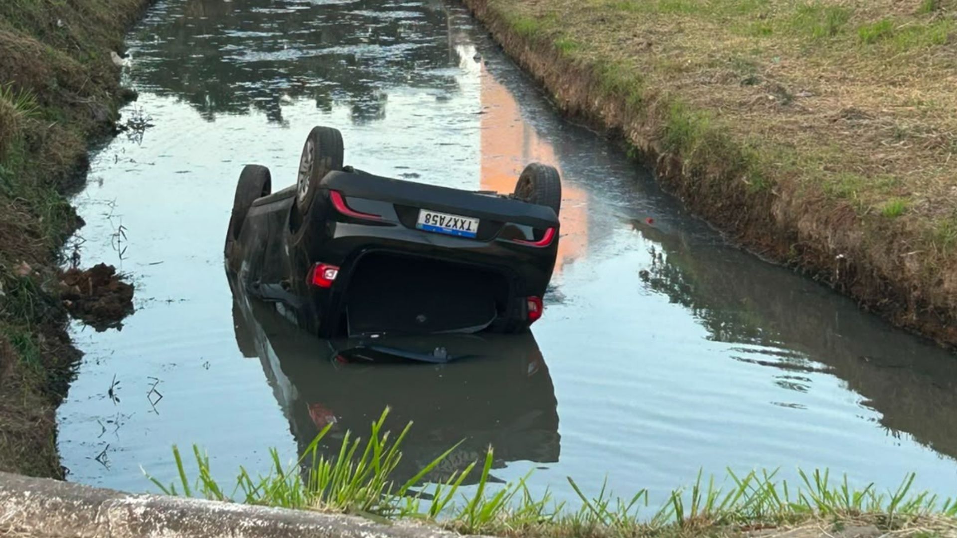 Carro cai em valão no bairro Aribiri, em Vila Velha