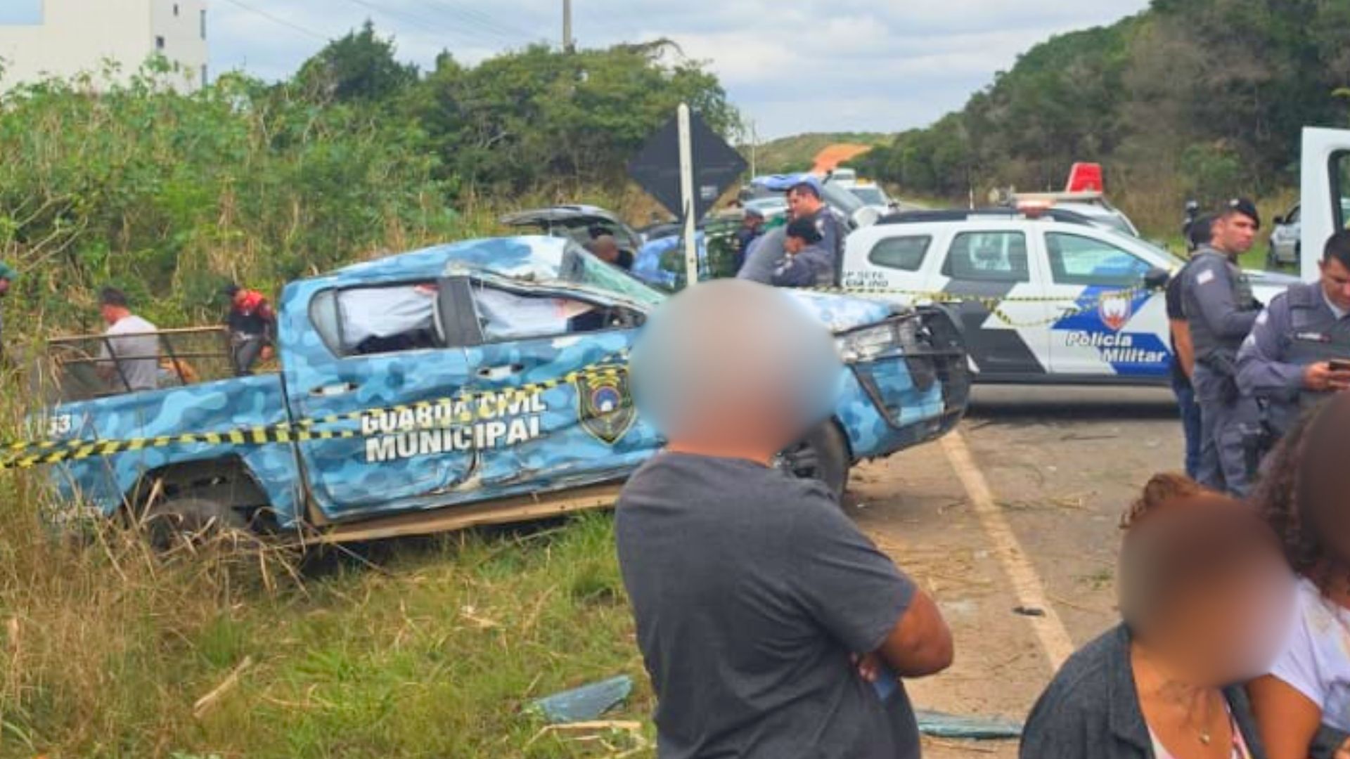 Viaturas da Guarda Civil capotadas em rodovia estadual no Espírito Santo.