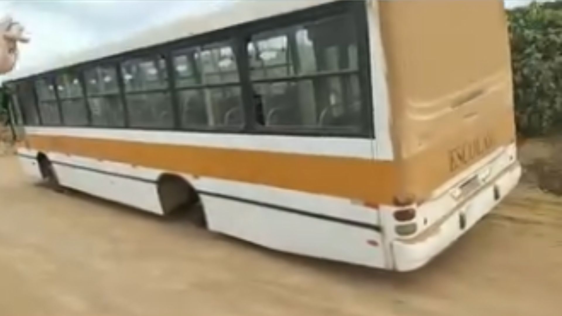 Roda de ônibus escolar se solta durante trajeto em Rio Bananal