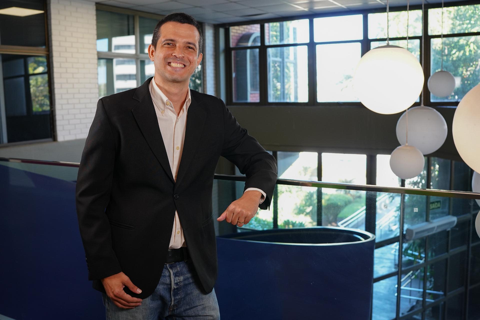 Vitor Vogas retorna a A Gazeta com coluna de política