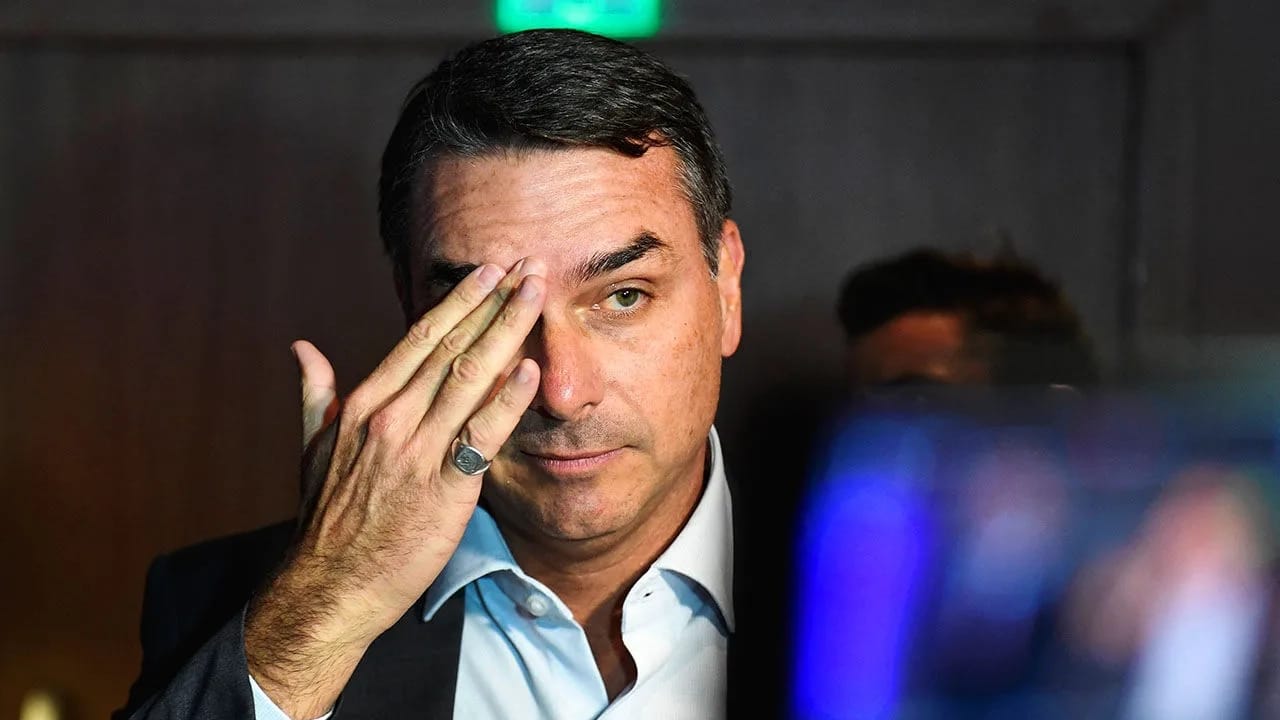 Pesquisa revela queda na aprovação de Flávio Bolsonaro