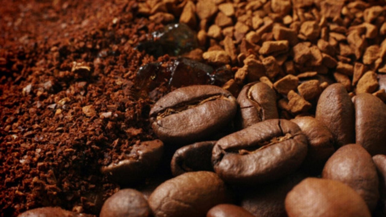 Grãos de café representando a exportação capixaba