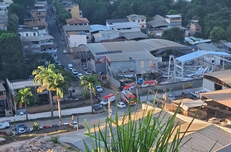 Desabamento de galpão deixa trabalhadores feridos em Cachoeiro
