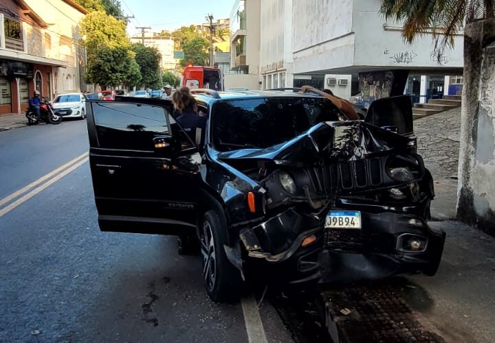 Carro descontrolado bate em árvore e deixa feridos em Cachoeiro